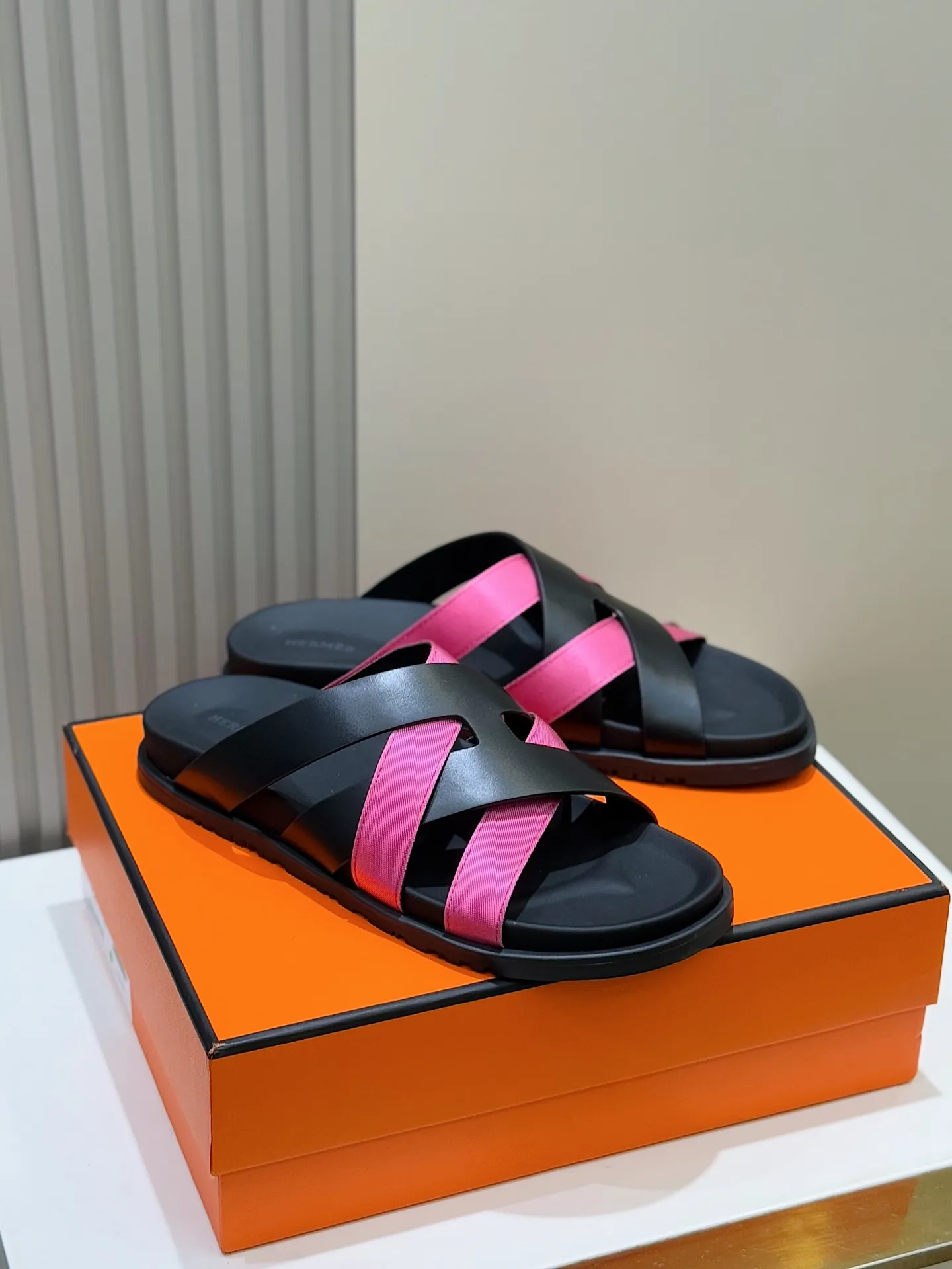 Batch 280 Hermes men's Kazimir slippers - top quality woven calfskin functional sandals, with interwoven uppers inspired by the "H" iconic pattern to create a casual look, perfect for summer. Imported cowhide + cowhide lining + rubber outsole Size: 38-44 (.45.46 customized)